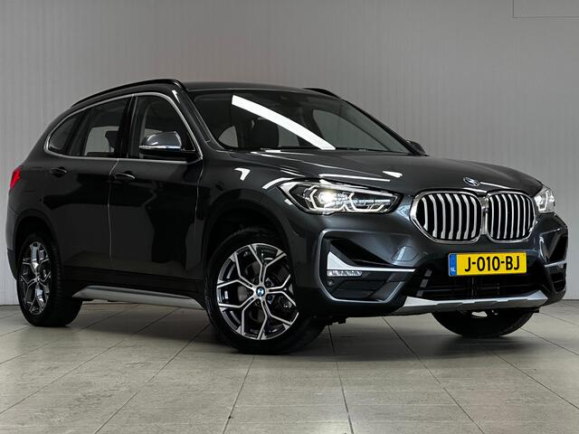 BMW X1 sDrive20i VDL Nedcar Edition/ Trekhaak/ 18'' LMV/ Camera/ 192!/ DAB+/ HUD/ LED Koplampen/ Vol Leder/ Stoelverw./ Elek. Kofferklep/ Lane-Assist./ PDC V+A/ Navi/ Bluetooth/ Multi. LEDER. Stuur/ Grootlicht Assist.