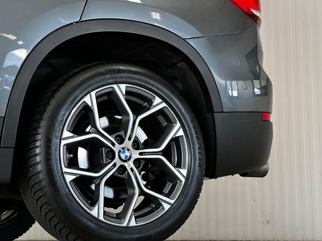 BMW X1 sDrive20i VDL Nedcar Edition/ Trekhaak/ 18'' LMV/ Camera/ 192!/ DAB+/ HUD/ LED Koplampen/ Vol Leder/ Stoelverw./ Elek. Kofferklep/ Lane-Assist./ PDC V+A/ Navi/ Bluetooth/ Multi. LEDER. Stuur/ Grootlicht Assist.