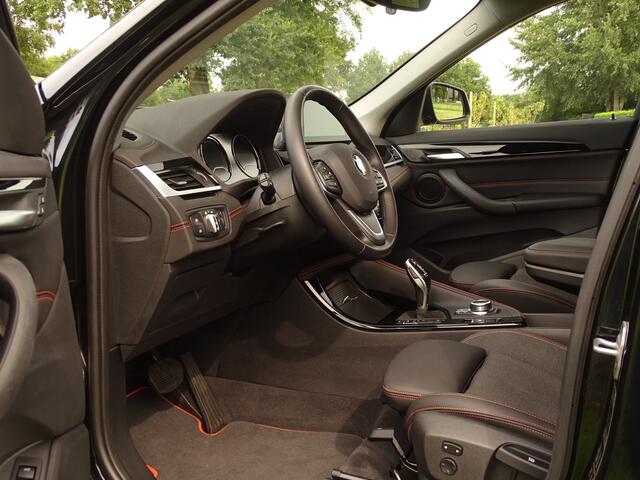 BMW X1 xDrive25i Sportline | 1eEig | HUD | Nav-Pro | Stoelverw | 4x4| Leer | Ambiance |