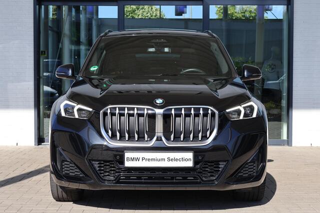 BMW X1 xDrive23i | M Sportpakket | Harman Kardon | Elektrisch Glazen Panorama-dak
