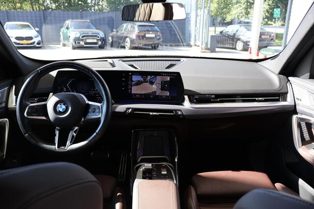 BMW X1 xDrive23i | M Sportpakket | Harman Kardon | Elektrisch Glazen Panorama-dak