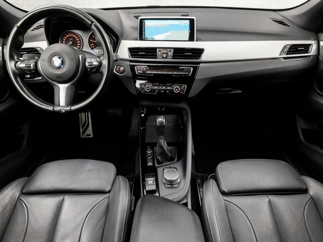 BMW X1 xDrive20i M Sport High Executive 192Pk Automaat (GROOT NAVI, M PAKKET, HEAD-UP DISPLAY, LEDEREN SPORTSTOELEN, STOELVERWARMING, PARKEERSENSOREN, CRUISE, LED KOPLAMPEN, NIEUWE APK, NIEUWSTAAT)