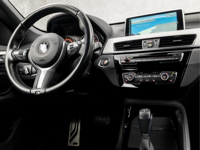 BMW X1 xDrive20i M Sport High Executive 192Pk Automaat (GROOT NAVI, M PAKKET, HEAD-UP DISPLAY, LEDEREN SPORTSTOELEN, STOELVERWARMING, PARKEERSENSOREN, CRUISE, LED KOPLAMPEN, NIEUWE APK, NIEUWSTAAT)