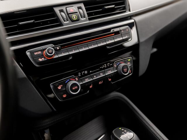 BMW X1 xDrive20i M Sport High Executive 192Pk Automaat (GROOT NAVI, M PAKKET, HEAD-UP DISPLAY, LEDEREN SPORTSTOELEN, STOELVERWARMING, PARKEERSENSOREN, CRUISE, LED KOPLAMPEN, NIEUWE APK, NIEUWSTAAT)