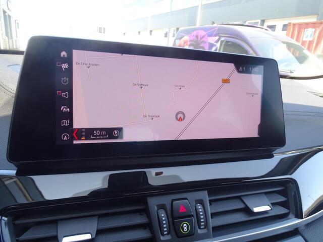 BMW X1 xDrive25e eDrive Edition AUTOMAAT | ACHTERUITRIJ CAMERA | SPORTINTERIEUR | NAVIGATIE | HEAD UP DISPLAY | MULTIMEDIA | F1-FLIPPERS | PARKEERSENSOREN | LM-VELGEN | LED KOPLAMPEN