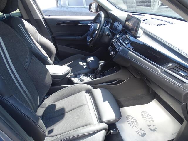 BMW X1 xDrive25e eDrive Edition AUTOMAAT | ACHTERUITRIJ CAMERA | SPORTINTERIEUR | NAVIGATIE | HEAD UP DISPLAY | MULTIMEDIA | F1-FLIPPERS | PARKEERSENSOREN | LM-VELGEN | LED KOPLAMPEN