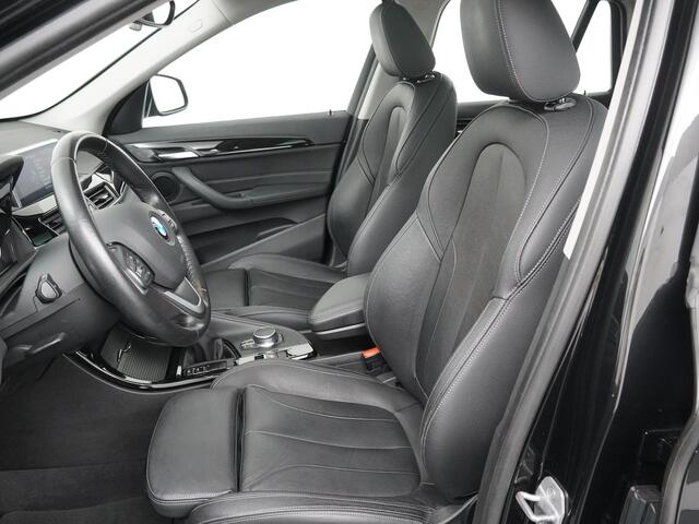 BMW X1 sDrive20i Centennial High Executive | Leder | Trekhaak | Head-Up | Comfortacces | Glazendak |