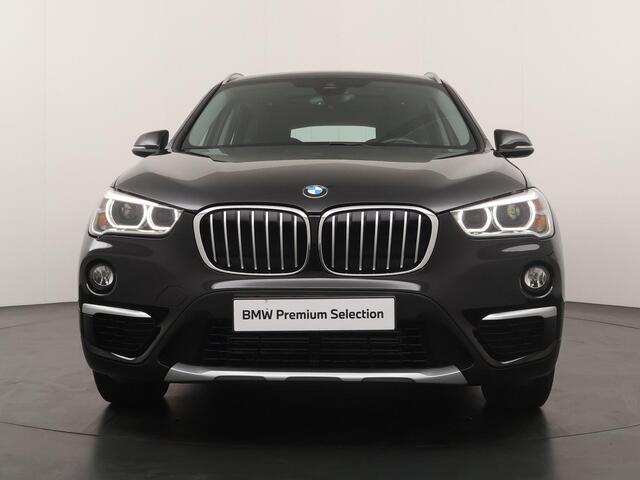 BMW X1 sDrive20i Centennial High Executive | Leder | Trekhaak | Head-Up | Comfortacces | Glazendak |