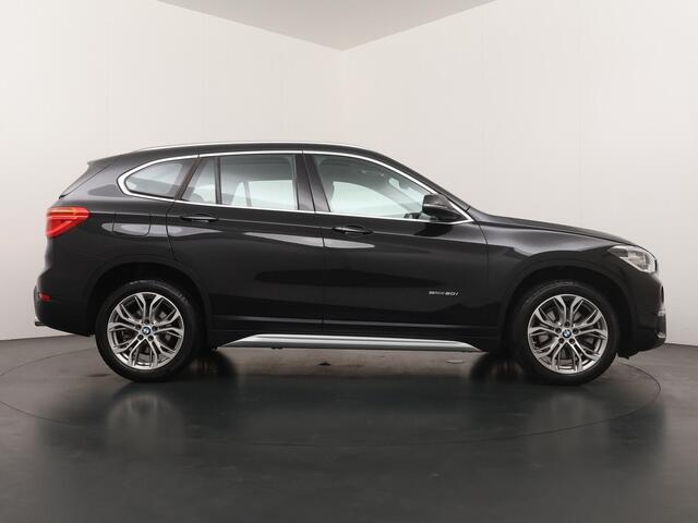BMW X1 sDrive20i Centennial High Executive | Leder | Trekhaak | Head-Up | Comfortacces | Glazendak |