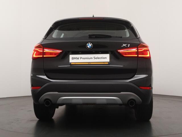 BMW X1 sDrive20i Centennial High Executive | Leder | Trekhaak | Head-Up | Comfortacces | Glazendak |