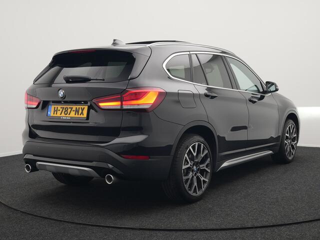 BMW X1 sDrive20i Sportline Automaat 192pk | Afneembare Trekhaak | Panodak | Head Up | Lederen Sportstoelen Verwarmd | Navigatie | Camera | Sfeerverlichting | Virtual | DAB |
