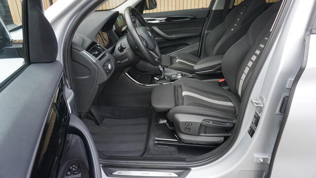 BMW X1 sDrive18i 140pk High Executive Pano.Dak Sportstoelen Trekhaak 18inch LM Keyless LED A-Camera 70045km!