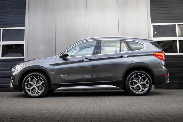BMW X1 sDrive20i 192 pk Centennial High Executive / NL-Auto/ Dealer.Ond/ Pano-Dak/ Leder/ Sport-Stoele/ Stoel.Verw/ Head-Up/ Led-Verlichting/ Trekhaak