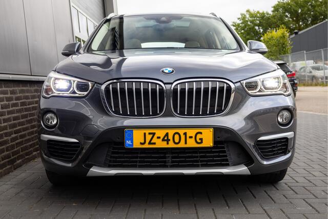 BMW X1 sDrive20i 192 pk Centennial High Executive / NL-Auto/ Dealer.Ond/ Pano-Dak/ Leder/ Sport-Stoele/ Stoel.Verw/ Head-Up/ Led-Verlichting/ Trekhaak