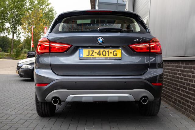 BMW X1 sDrive20i 192 pk Centennial High Executive / NL-Auto/ Dealer.Ond/ Pano-Dak/ Leder/ Sport-Stoele/ Stoel.Verw/ Head-Up/ Led-Verlichting/ Trekhaak