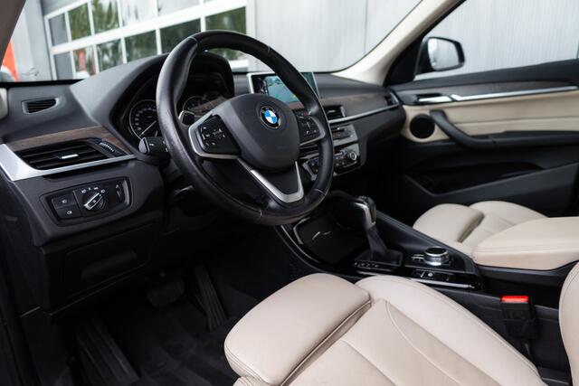 BMW X1 sDrive20i 192 pk Centennial High Executive / NL-Auto/ Dealer.Ond/ Pano-Dak/ Leder/ Sport-Stoele/ Stoel.Verw/ Head-Up/ Led-Verlichting/ Trekhaak
