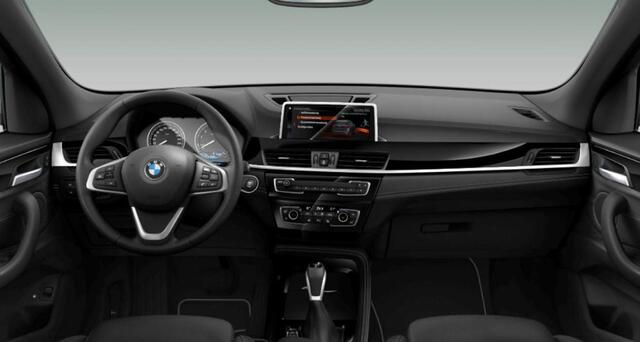 BMW X1 xDrive25e High Executive xline - Trekhaak - Panoramadak - Parking/Driving Assistant - Cruise control - Sportstoelen - Elektrisch verwarmde voorstoelen - Getinte Ruiten - Hifi - Elektrische achterklep -