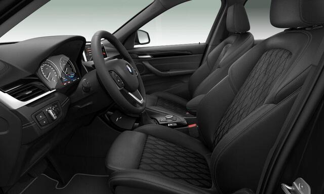 BMW X1 xDrive25e High Executive xline - Trekhaak - Panoramadak - Parking/Driving Assistant - Cruise control - Sportstoelen - Elektrisch verwarmde voorstoelen - Getinte Ruiten - Hifi - Elektrische achterklep -