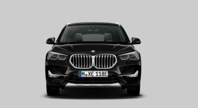 BMW X1 xDrive25e High Executive xline - Trekhaak - Panoramadak - Parking/Driving Assistant - Cruise control - Sportstoelen - Elektrisch verwarmde voorstoelen - Getinte Ruiten - Hifi - Elektrische achterklep -