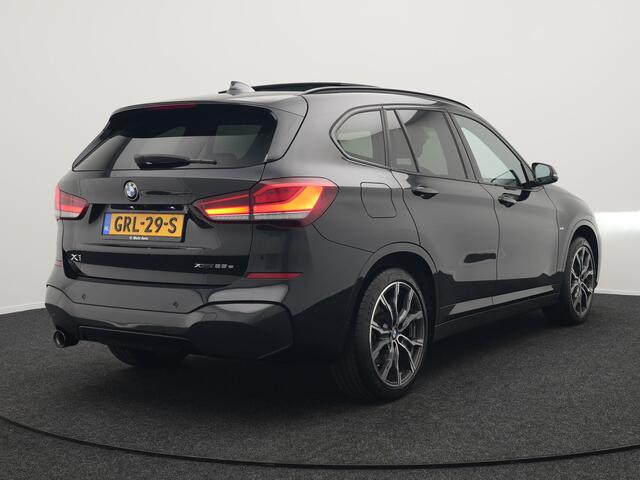 BMW X1 xDrive25e M Sport Plug In Hybrid 221pk Dealer O.H PHEV | Panodak | Head Up | Cruise Control | Lederen Sportstoelen Verwarmd | Sfeerverlichting | Camera | Leder Sportstuur | Navigatie | DAB |