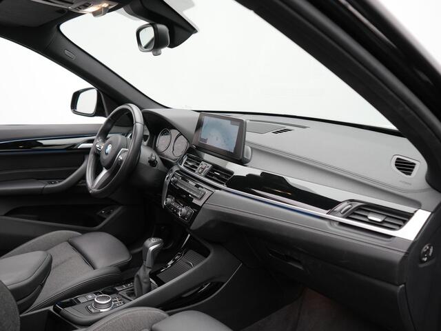 BMW X1 xDrive25e M Sport Plug In Hybrid 221pk Dealer O.H PHEV | Panodak | Head Up | Cruise Control | Lederen Sportstoelen Verwarmd | Sfeerverlichting | Camera | Leder Sportstuur | Navigatie | DAB |