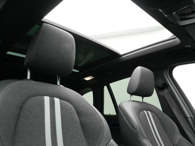 BMW X1 xDrive25e M Sport Plug In Hybrid 221pk Dealer O.H PHEV | Panodak | Head Up | Cruise Control | Lederen Sportstoelen Verwarmd | Sfeerverlichting | Camera | Leder Sportstuur | Navigatie | DAB |