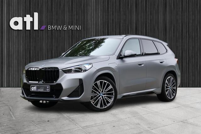 BMW X1 xDrive30e M-Sport | 20" | HUD | Pano | Harman Kardon | 360 | Trekhaak | Adap Cruise | Memory Stoelen| Frozen Grey, etc.
