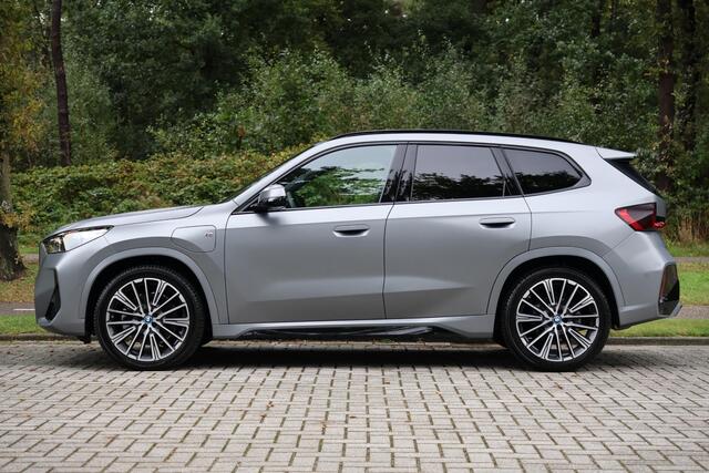BMW X1 xDrive30e M-Sport | 20" | HUD | Pano | Harman Kardon | 360 | Trekhaak | Adap Cruise | Memory Stoelen| Frozen Grey, etc.
