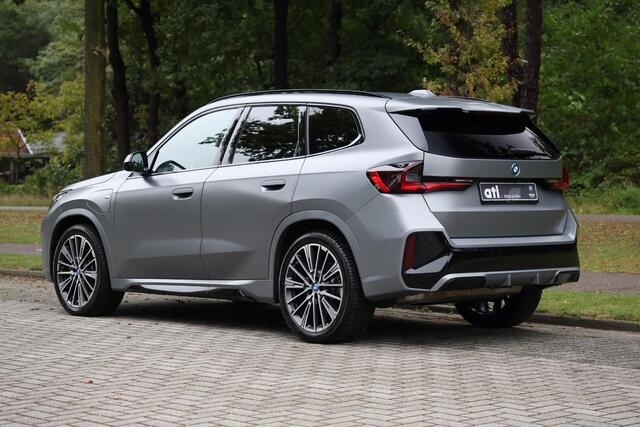 BMW X1 xDrive30e M-Sport | 20" | HUD | Pano | Harman Kardon | 360 | Trekhaak | Adap Cruise | Memory Stoelen| Frozen Grey, etc.
