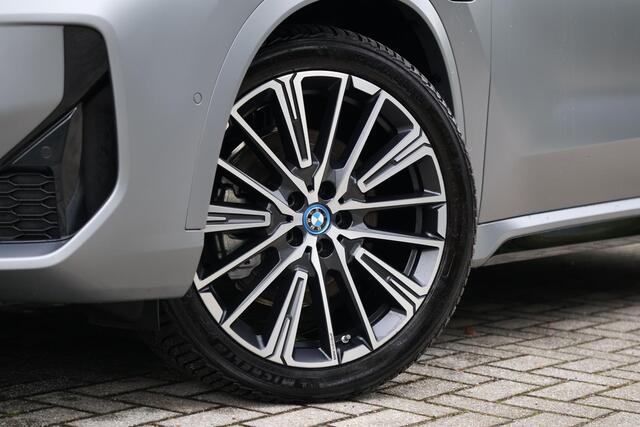 BMW X1 xDrive30e M-Sport | 20" | HUD | Pano | Harman Kardon | 360 | Trekhaak | Adap Cruise | Memory Stoelen| Frozen Grey, etc.