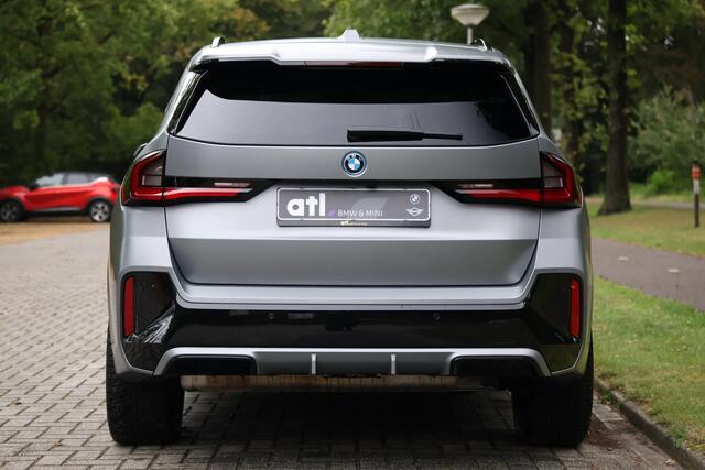 BMW X1 xDrive30e M-Sport | 20" | HUD | Pano | Harman Kardon | 360 | Trekhaak | Adap Cruise | Memory Stoelen| Frozen Grey, etc.