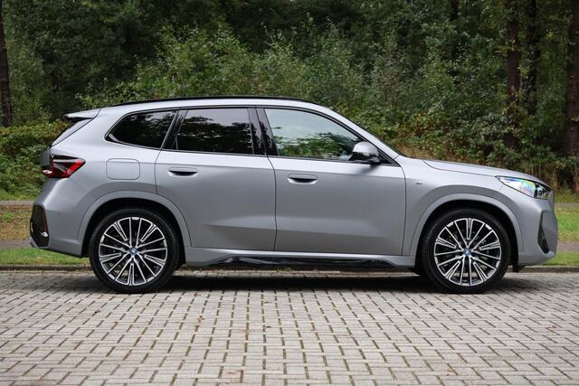 BMW X1 xDrive30e M-Sport | 20" | HUD | Pano | Harman Kardon | 360 | Trekhaak | Adap Cruise | Memory Stoelen| Frozen Grey, etc.