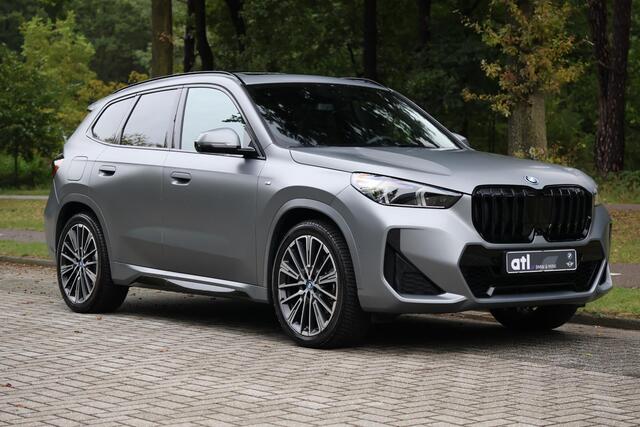 BMW X1 xDrive30e M-Sport | 20" | HUD | Pano | Harman Kardon | 360 | Trekhaak | Adap Cruise | Memory Stoelen| Frozen Grey, etc.