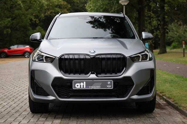 BMW X1 xDrive30e M-Sport | 20" | HUD | Pano | Harman Kardon | 360 | Trekhaak | Adap Cruise | Memory Stoelen| Frozen Grey, etc.