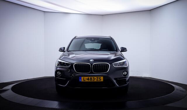 BMW X1 18iA High Executive PANO | HARMAN KARDON | ACC | MEMORY | CAMERA | HEAD UP | LEDER | STOELVERW | AFN TREKHAAK | KEYLESS | PDC V+A | LMV