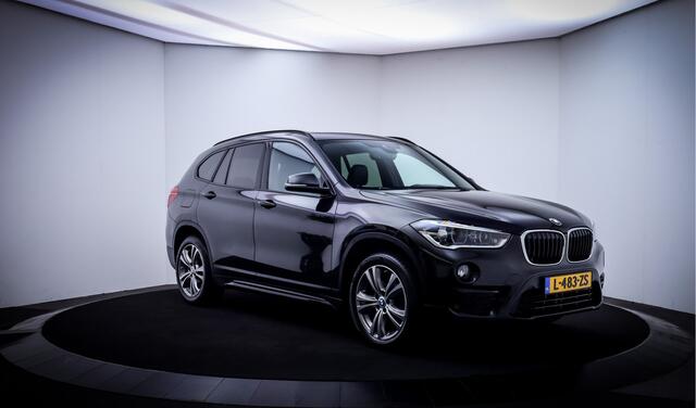 BMW X1 18iA High Executive PANO | HARMAN KARDON | ACC | MEMORY | CAMERA | HEAD UP | LEDER | STOELVERW | AFN TREKHAAK | KEYLESS | PDC V+A | LMV
