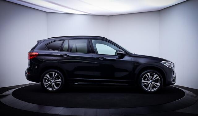 BMW X1 18iA High Executive PANO | HARMAN KARDON | ACC | MEMORY | CAMERA | HEAD UP | LEDER | STOELVERW | AFN TREKHAAK | KEYLESS | PDC V+A | LMV