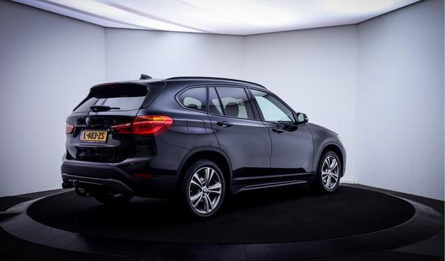BMW X1 18iA High Executive PANO | HARMAN KARDON | ACC | MEMORY | CAMERA | HEAD UP | LEDER | STOELVERW | AFN TREKHAAK | KEYLESS | PDC V+A | LMV