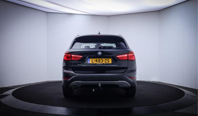 BMW X1 18iA High Executive PANO | HARMAN KARDON | ACC | MEMORY | CAMERA | HEAD UP | LEDER | STOELVERW | AFN TREKHAAK | KEYLESS | PDC V+A | LMV