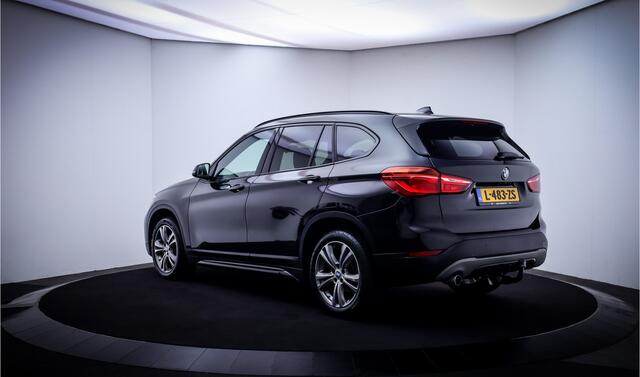 BMW X1 18iA High Executive PANO | HARMAN KARDON | ACC | MEMORY | CAMERA | HEAD UP | LEDER | STOELVERW | AFN TREKHAAK | KEYLESS | PDC V+A | LMV