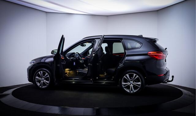 BMW X1 18iA High Executive PANO | HARMAN KARDON | ACC | MEMORY | CAMERA | HEAD UP | LEDER | STOELVERW | AFN TREKHAAK | KEYLESS | PDC V+A | LMV