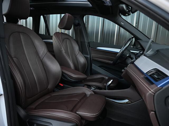 BMW X1 xDrive25i HIGH EXECUTIVE | HEAD-UP | COMFORT ACCESS | LEDER | CAMERA | ACTIVE CRUISE | AMBIANCE INTERIEUR | MEMORY SEATS | HARMAN/KARDON | PANORAMADAK