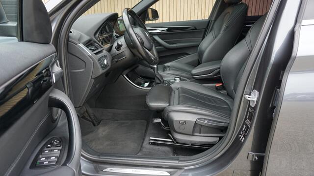 BMW X1 xDrive20i 192pk High Executive X-Line Pano.dak Leder Head-up 18inch LM LED Groot Navi *NL auto* 116155km!