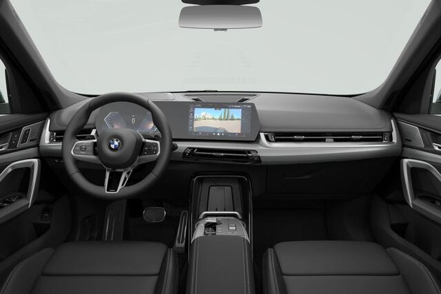 BMW X1 xDrive23i M-Sport / Driving Assistant Professional / Head-Up / Koplampen Adaptief / Glazen panoramadak / Harman Kardon / Elektrisch verstelbare stoelen / Stoelmassage / Wegklapbare Trekhaak