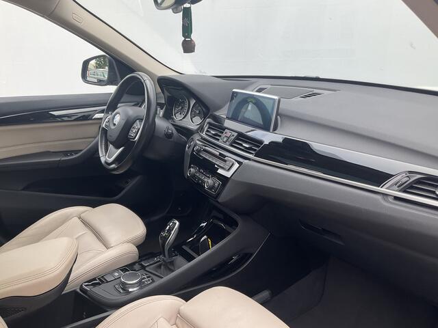 BMW X1 sDrive20i Corporate Lease High Executive Pano Trekhaak HUD Leer Led Elek.Klep Voll.Onderhouden!