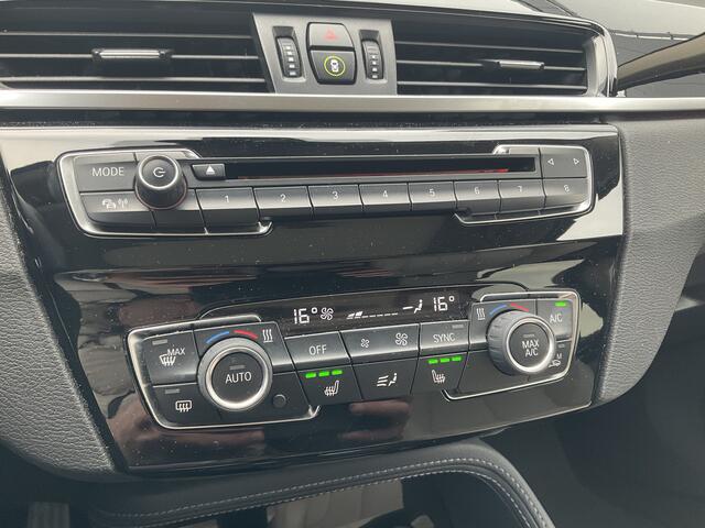 BMW X1 sDrive20i Corporate Lease High Executive Pano Trekhaak HUD Leer Led Elek.Klep Voll.Onderhouden!