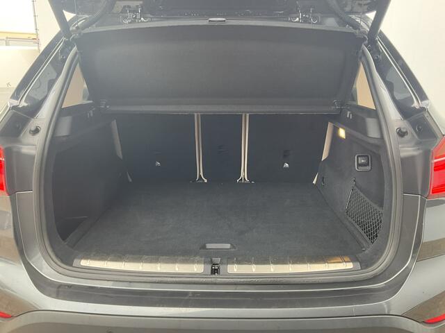BMW X1 sDrive20i Corporate Lease High Executive Pano Trekhaak HUD Leer Led Elek.Klep Voll.Onderhouden!