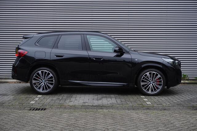BMW X1 xDrive23i M Sportpakket Pro | schuif/ Kantel Dak | Trekhaak | Parking Assistant Plus | Driving Assistant Plus | Harman Kardon