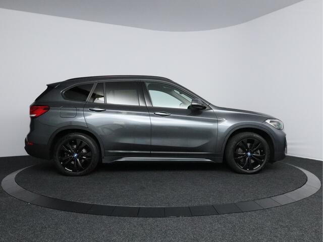 BMW X1 xDrive25e Business | Plug-in Hybrid | 1/2 leer | 18" velgen | Trekhaak | 4WD