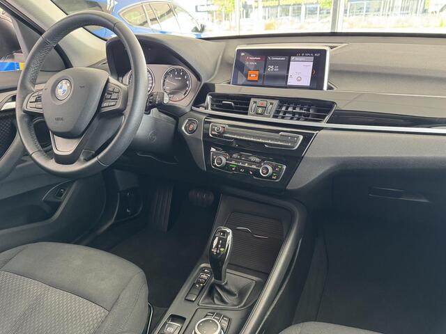 BMW X1 sDrive18iA High Executive | Automaat | Cruise Control | Camera | Navigatie | Stoelverwarming | LM-Velgen | Climate Control | Elektrisch bedienbare Achterklep | Parkeer Sensoren voor en achter | LED Verlichting